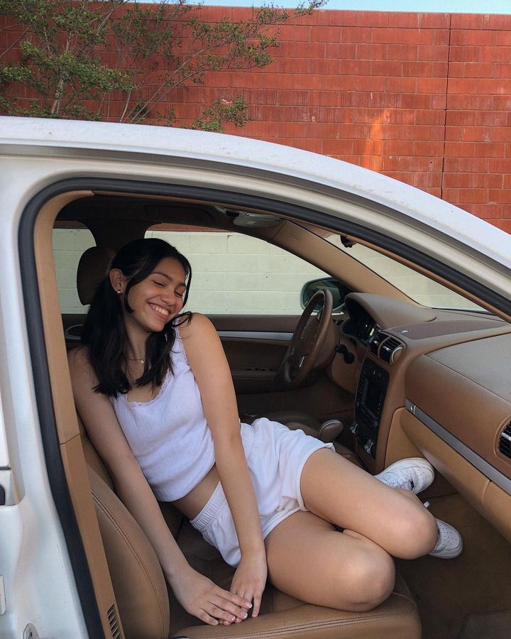 car poses for woman - @fab.anahi