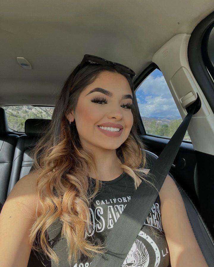 car poses for woman - @lilianaaa.29