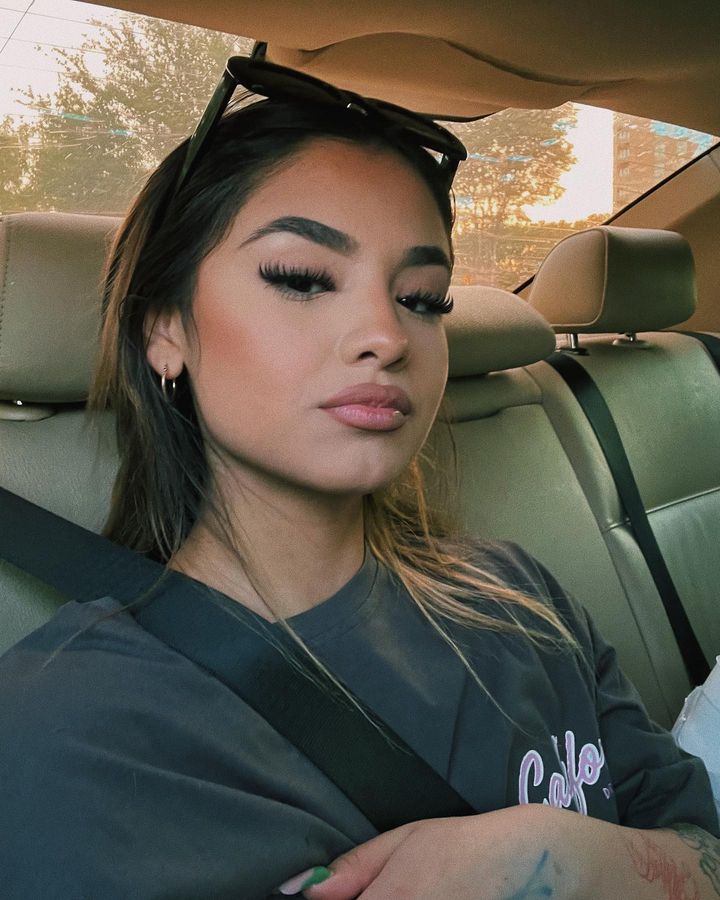 car poses for woman - @lilianaaa.29