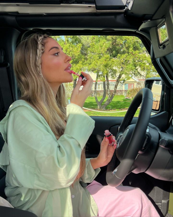 car poses for woman - @samanthaarandazzo